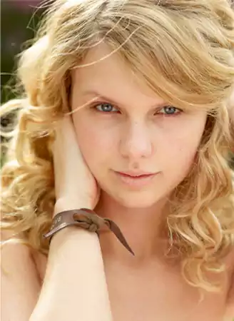 Taylor Swift no makeup selfie